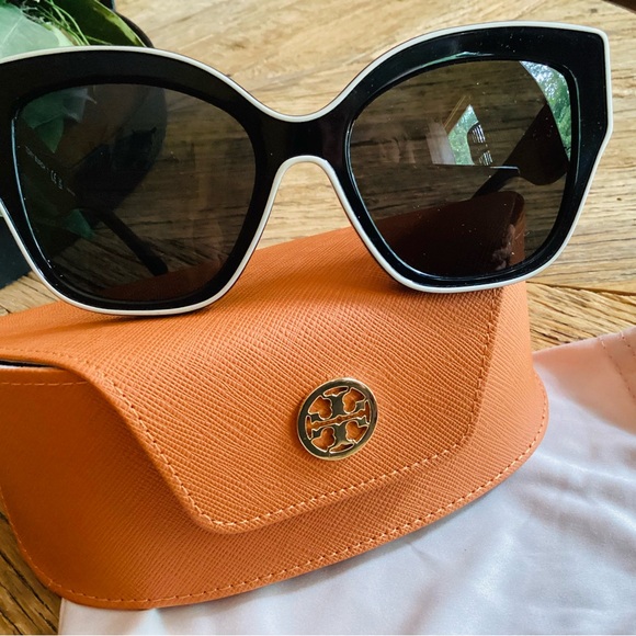 New TORY BURCH Black Sunglasses  trimmed in white - Picture 1 of 5